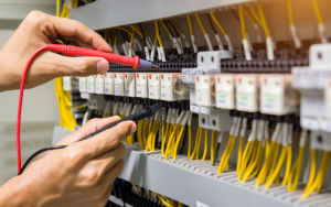 Os projetos elétricos em Revit têm imensas vantagens frente às metodologias tradicionais porque permitem uma especificação de componentes com características bem definidas, o que é imprescindível para uma melhor comunicação e entendimento, tanto dos envolvidos nessa fase do projeto como dos clientes. Veja nesse post como a compatibilidade dos fluxos de trabalho, incorporação de componentes de seus próprios padrões de camadas e realização das estimativas e documentação para o projeto estão dentro de alguns benefícios que o Revit MEP pode proporcionar dentro do setor AECO. Vantagens dos projetos elétricos em Revit Antes de passarmos ao Revit MEP, vamos pincelar apenas o que é BIM para reforçar os conceitos dessa metodologia colaborativa, que é focada nos pilares pessoas, processos e tecnologia. O Building Information Modeling permite um fluxo de trabalho inteligente a partir de um modelo único tridimensional, carregado com um banco de dados que vai servir durante todo o ciclo de vida do projeto e permitir o compartilhamento entre todos os envolvidos, inclusive para os projetos complementares MEP (hidráulica, elétrica e mecânica). O BIM traz ferramentas avançadas e com informações muito precisas para projetar, planejar, construir, gerenciar e operar edificações residenciais, comerciais, industriais ou de infraestrutura. Alguns softwares foram desenvolvidos para dar suporte ao BIM, e o Revit é um dos mais utilizados no setor construtivo, permitindo a colaboração multidisciplinar em projetos. Dentro da área da arquitetura e engenharia, esse conhecimento em Revit traz amplas vantagens para os profissionais que vão mudar verdadeiramente o mindset para adotar um fluxo muito inteligente de trabalho e resultados otimizados. Essas vantagens se estendem às empresas que fizeram a devida implementação do BIM. Nos projetos elétricos, há uma verdadeira sequência de necessidades, como promover a separação dos circuitos elétricos, localizar o padrão de energia e o Quadro de Distribuição de Circuitos, inserir a representação da instalação elétrica na planta arquitetônica, instalação de conduítes, a previsão da carga, diagrama dos circuitos, etc. Mas ainda há diversos outros passos que vão demonstrar as soluções encontradas pelos engenheiros no que se refere às normas, especificações e conjunto de plantas baixas elétricas. Todas essas etapas serão amplamente facilitadas nos projetos elétricos em Revit. Benefícios do projetos elétricos em Revit Conheça benefícios de adotar o Revit para projetos elétricos, como: Desenvolvimento de modelos de nível de fabricação no Revit MEP com grande detalhamento; As informações de design são englobadas com os vários elementos do projeto para permitir um alto nível de validação; Tem uma biblioteca de componentes inteligentes para selecionar e permitir a construção fácil de esquemas; A modelagem é fácil para colocação automática de tubos, dutos e acessórios de contenção; Visualização 3D para eletrodutos, caixas de passagem, pontos, quadros e inúmeros elementos do projeto; Converter desenhos em linhas para projetos mais detalhados e geométricos sem necessitar começar do zero, como passar projeto elétrico em Autocad para Revit ; Quantificação exata de todos os elementos utilizados no projeto, garantindo programações automatizadas; Ferramentas de detecção de conflitos, que vão evitar retrabalhos e custos desnecessários ao projeto; Vários profissionais podem trabalhar e coordenar tarefas simultaneamente; Atualização automática após realizadas alterações no design. OrçaFascio lança duas novas ferramentas para projeto elétrico A OrçaFascio, que é uma plataforma para orçamentação e acompanhamento de obras, lançou no dia 12 de novembro duas novas ferramentas que prometem mais economia e auxílio para os engenheiros e as empresas neste setor: o módulo OrçaBIM v2.0 e o módulo OF Elétrico. O primeiro promete mais agilidade para o processo de extração de quantitativos e orçamentos. Já o segundo será conectado com o Revit e promete elevar 16 vezes a eficiência para os projetos elétricos. O módulo OF Elétrico elimina a limitação do Revit para fio retorno, diagrama unifilar, eletrodutos flexíveis, etc. Versão 2021 do Revit MEP A necessidade de concorrer com o Revit no que se refere a projetos complementares fez a Graphisoft promover atualizações para o Archicad, porém, a versão 2021 do Revit amplia ainda mais os benefícios do software para os projetos MEP. Nesses aprimoramentos três itens ganham destaque para projetos elétricos em Revit: facilidade de uso, globalização e lógica de sistema. Facilidade de uso Segundo o blog da Autodesk, no tópico facilidade de uso, agora o software permite listar tabelas de painel sob as folhas nas quais são colocados no navegador de projeto. Essa nova funcionalidade dá mais consistência para o funcionamento das programações de quantidades. Além disso, melhora também a pesquisa para encontrar cronogramas nas folhas. Outras facilidade é que agora também foram habilitados alguns parâmetros em circuitos sobressalentes e espaciais. Globalização Neste quesito, uma atualização importante é como os circuitos são numerados. Nos EUA, Reino Unido e França, os parâmetros eram diferentes. Para acomodar as definições de cada localidade, foi criado um esquema de nomenclatura de circuito, que também oferece suporte para a criação de esquema utilizando Parâmetros Compartilhados para circuitos de energia, circuitos de baixa tensão, dados, incêndio, alarme e similares. Lógica de Sistema Para lidar com os elementos nos sistemas de distribuição foram realizadas também melhorias na mesa de controle e melhorias no painel. Na mesa de controle, a primeira melhoria é permitir definir a fase elétrica dos circuitos monopolares e bipolares conectados à central. A segunda melhoria tem a ver com questões levantadas na quantidade de circuitos do quadro de distribuição. Já sobre as melhorias no painel, o Revit passou a lidar com painéis monofásicos e agora deu “permissão” para que os usuários alimentem um painel de outro painel com menos polos. Software similar da Bentley O OpenBuildings Designer, da Bentley, é semelhante ao Revit no que se refere às condições de modelagem do projeto elétrico. O software integra a modelagem e análise de eficiência energética para avaliar o desempenho da edificação. Porém, vale uma observação: todos esses softwares (Revit, Archicad ou Openbuilbings) atendem à modelagem do projeto elétrico. Caso necessitem da modelagem em conjunto com o projeto arquitetônico e análise devem buscar o QiBuilder da AltoQI. Com esse software é possível criar cálculos normativos integrados ao modelo arquitetônico a partir da importação dos dados contidos no formato IFC. É possível definir disciplina e inserir vários parâmetros, criar sub-rede para definir e mostrar melhor projeto, circuitos e comandos, entre outras funcionalidades. Conclusão Os engenheiros elétricos sabem a grande dor de cabeça que é encontrar uma colisão de projetos na fase de execução da obra, a necessidade de alterar um único elemento do sistema pode provocar alterações imensas nos níveis de correntes e as tensões do circuito, que podem gerar estouro de orçamento e prazos. Projetos elétricos em Revit são muito eficientes para evitar esses retrabalhos, além de promover redução de tempo na execução da obra. Sem sombra de dúvida, usar o Revit é um importante passo para aumentar a otimização dos resultados dos projetos elétricos.